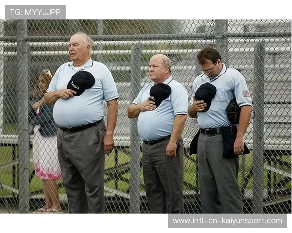 垒球赛裁判被球击倒！比赛紧急暂停